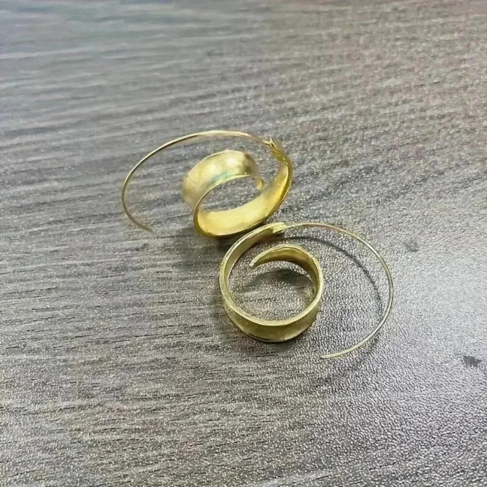 Vintage Alloy Spiral Hoop Earrings (Color: Golden) - Picture 3 of 4